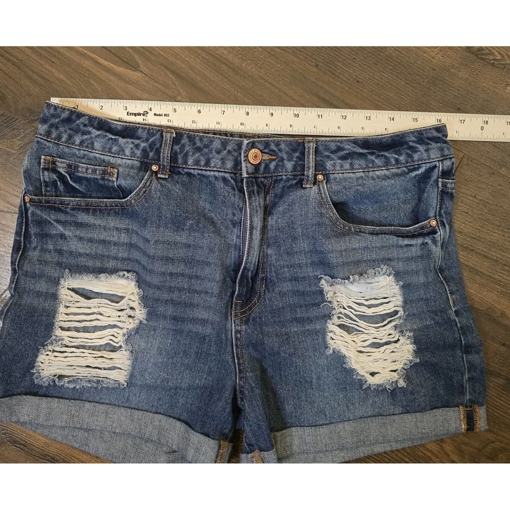 Forever 21 Cuffed Denim Blue Jean Shorts Women's 30 Medium Wash Destroyed‎